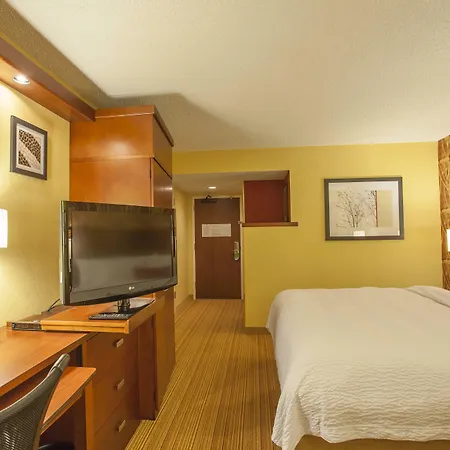 Hotel Courtyard By Marriott Airport Loso 3*