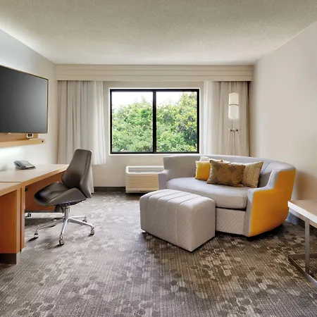 Courtyard By Marriott Airport Loso