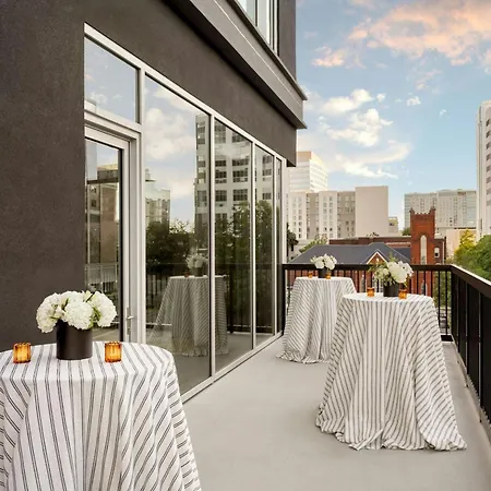 Moxy Downtown 3*