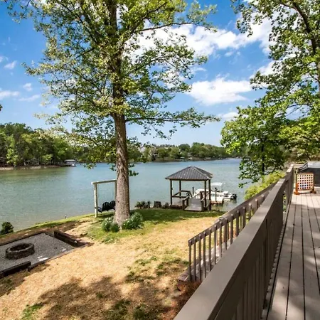 Embrace Nature In Lakefront With Fire Pit In Charlotte, North Carolina Holiday home *