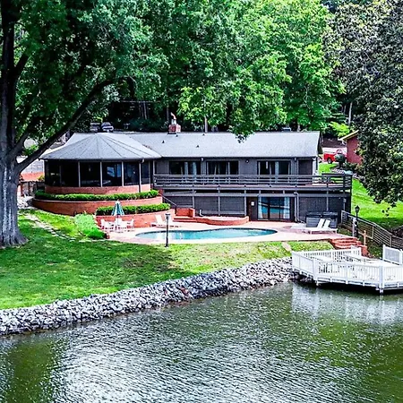 Cozy With Swimming Pool In Charlotte, North Carolina