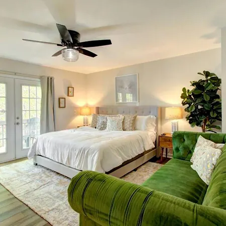 Holiday home Embrace Nature In Lakefront With Fire Pit In Charlotte, North Carolina