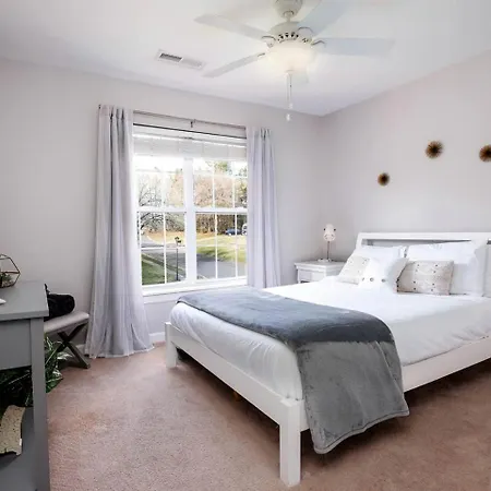 Fantastic With Fire Pit And Barbecue In Charlotte, North Carolina Charlotte