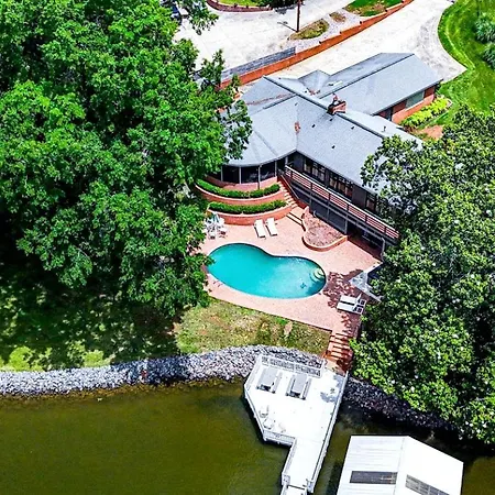 Cozy With Swimming Pool In Charlotte, North Carolina