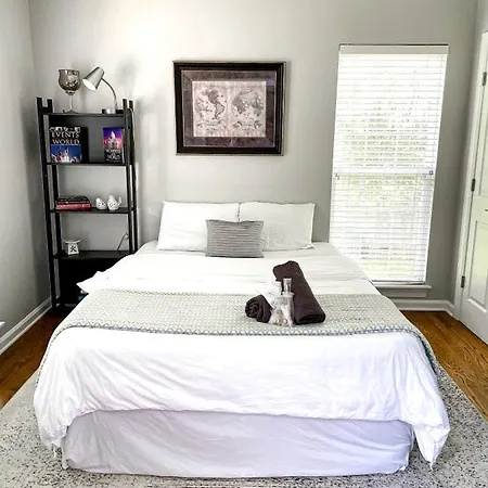 Fantastic With Fire Pit And Barbecue In Charlotte, North Carolina * Charlotte