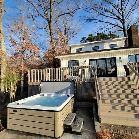Embrace Nature In Lakefront With Fire Pit In Charlotte, North Carolina Holiday home