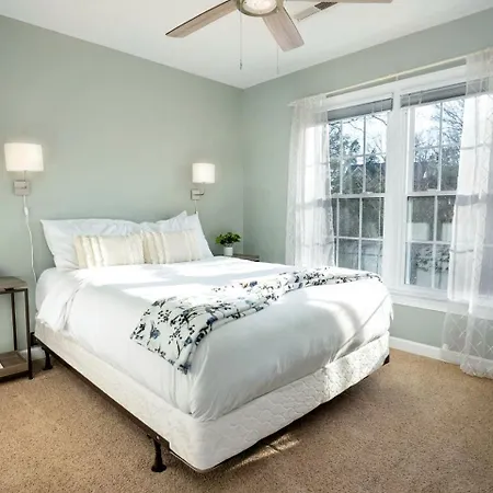 Fantastic With Fire Pit And Barbecue In Charlotte, North Carolina Charlotte
