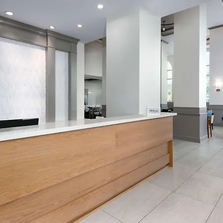 Hilton Garden Uptown 3*