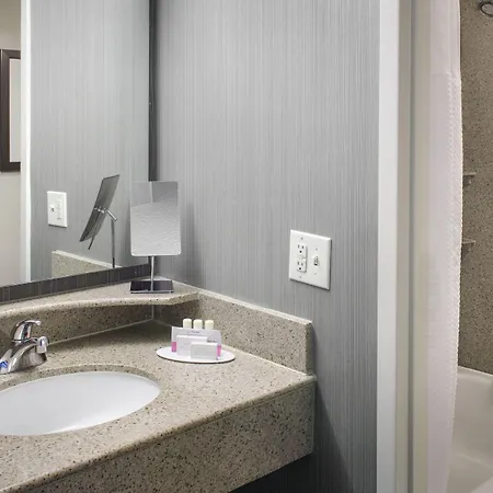 Courtyard Center Hotel 3*