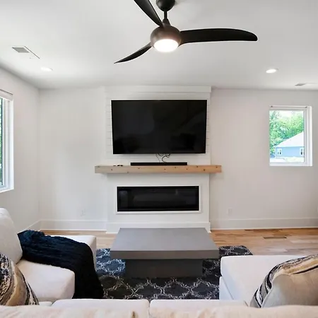 Luxury Build - King Beds - Minutes To Uptown Holiday home *