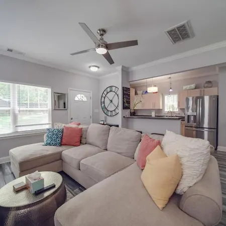 Holiday home Getaway Near Center Centrally Located In Clt