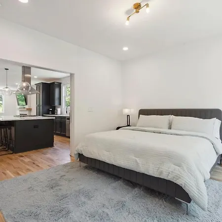 Luxury Build - King Beds - Minutes To Uptown Holiday home *