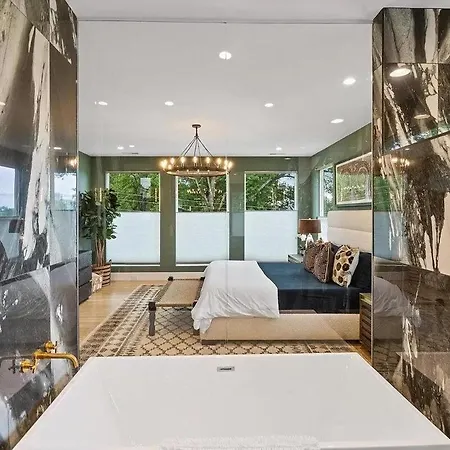 Villa Maison Noda Uptown Skyline Views, Gym Sleeps 14 Charlotte