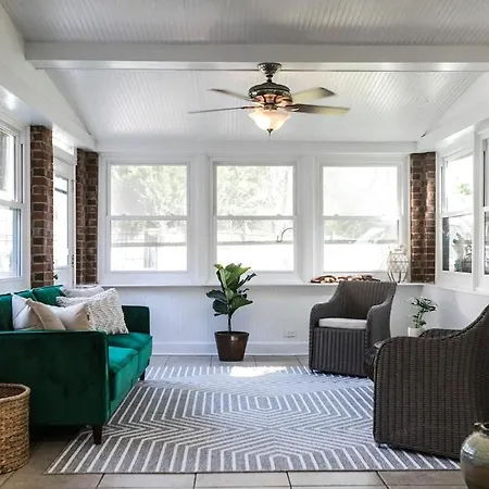 Cozy With Pool Chefs Kitchen In Prime Area