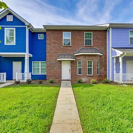 Modern Townhome W/ Yard: 5 Mi To Dtwn Charlotte