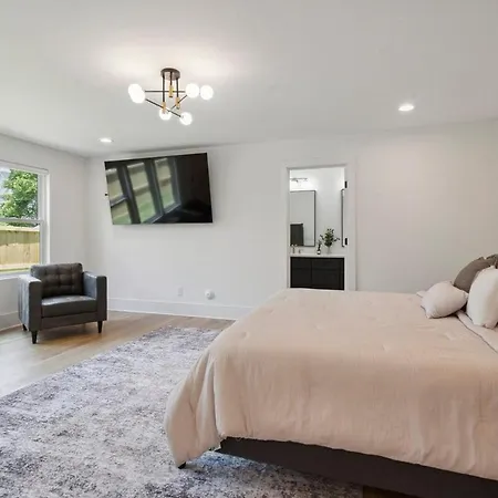 Holiday home Luxury Build - King Beds - Minutes To Uptown *