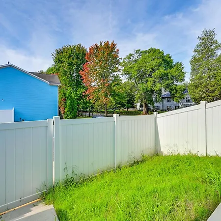 Modern Townhome W/ Yard: 5 Mi To Dtwn Charlotte