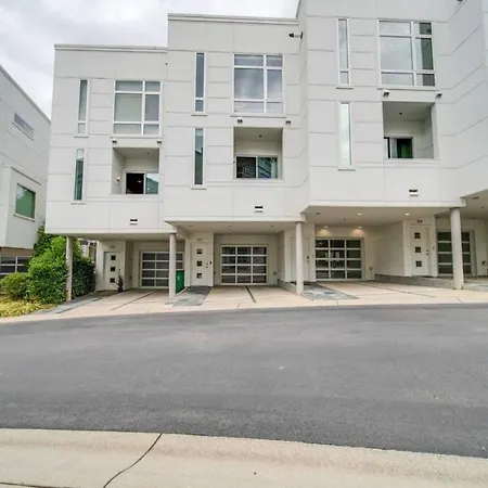 Holiday home Sophisticated 3-story In Wesley Heights *