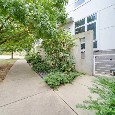 Holiday home Sophisticated 3-story In Wesley Heights *
