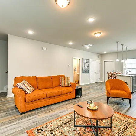 Modern Townhome W/ Yard: 5 Mi To Dtwn
