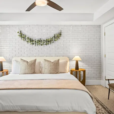 Holiday home 4bd Cozy Getaway | Eclectic, Central, Near Airport *