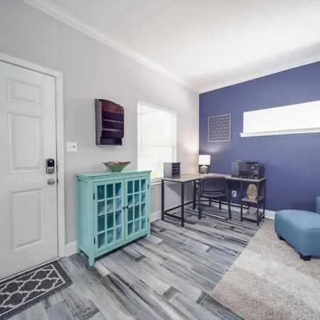 Holiday home Getaway Near Center Centrally Located In Clt *