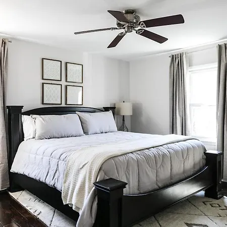 Holiday home Cozy With Pool Chefs Kitchen In Prime Area Charlotte