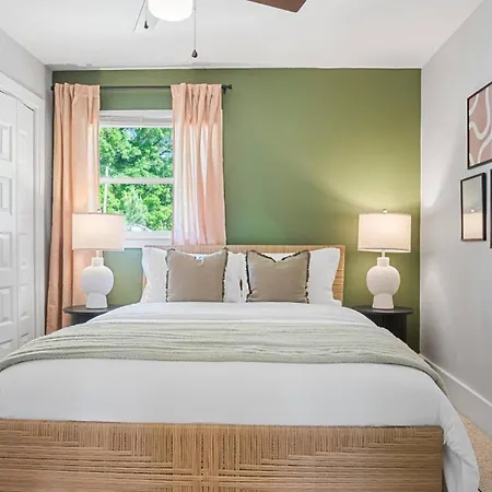4bd Cozy Getaway | Eclectic, Central, Near Airport Holiday home