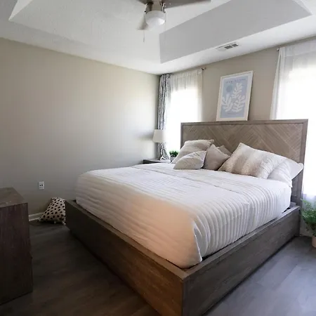 Holiday home 10 Mins To Uptown 1 King, 2 Queenbeds