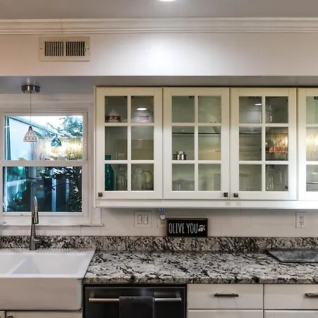 Cozy With Pool Chefs Kitchen In Prime Area