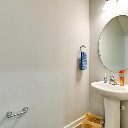 Modern Townhome W/ Yard: 5 Mi To Dtwn Holiday home