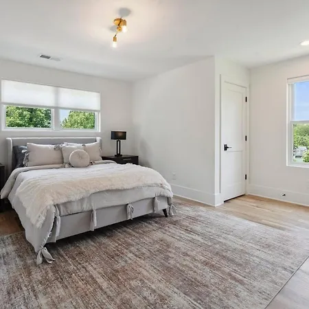 Luxury Build - King Beds - Minutes To Uptown Holiday home