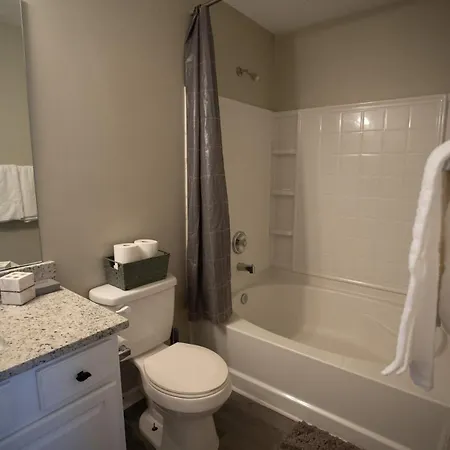 10 Mins To Uptown 1 King, 2 Queenbeds Holiday home *