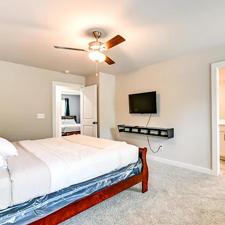 Holiday home Modern Townhome W/ Yard: 5 Mi To Dtwn