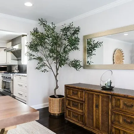 Holiday home Cozy With Pool Chefs Kitchen In Prime Area
