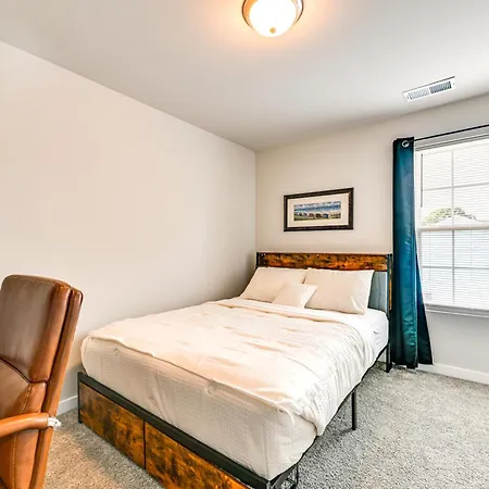 Modern Townhome W/ Yard: 5 Mi To Dtwn * Charlotte