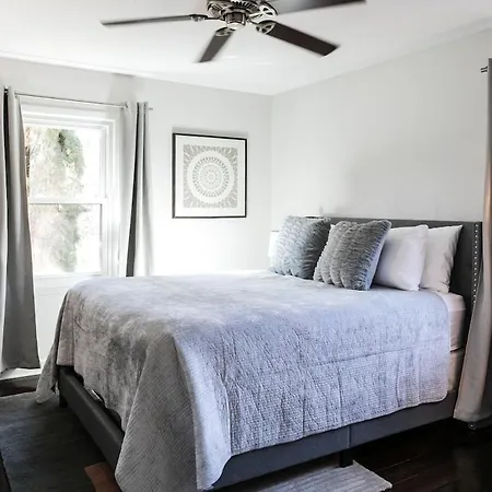 Cozy With Pool Chefs Kitchen In Prime Area Holiday home *