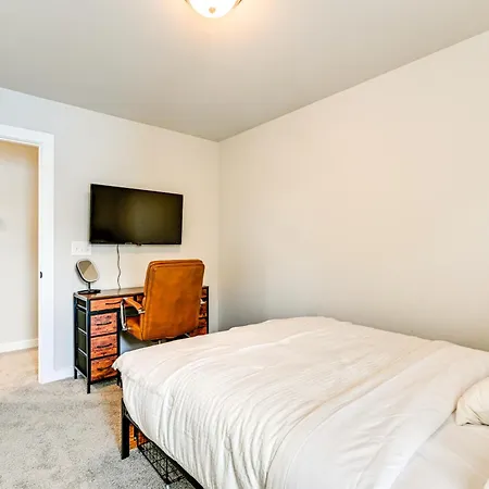 Modern Townhome W/ Yard: 5 Mi To Dtwn *
