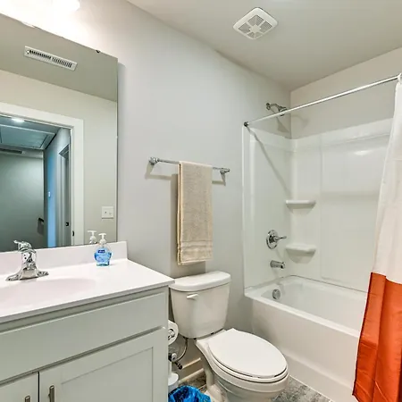 Modern Townhome W/ Yard: 5 Mi To Dtwn Holiday home
