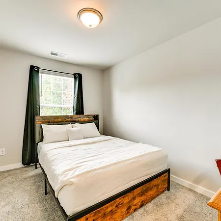 Holiday home Modern Townhome W/ Yard: 5 Mi To Dtwn *