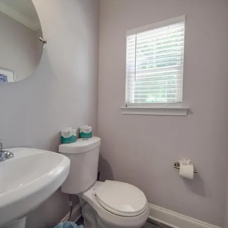Holiday home Getaway Near Center Centrally Located In Clt *
