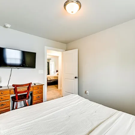 Modern Townhome W/ Yard: 5 Mi To Dtwn Charlotte