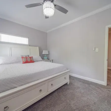 Getaway Near Center Centrally Located In Clt Holiday home *