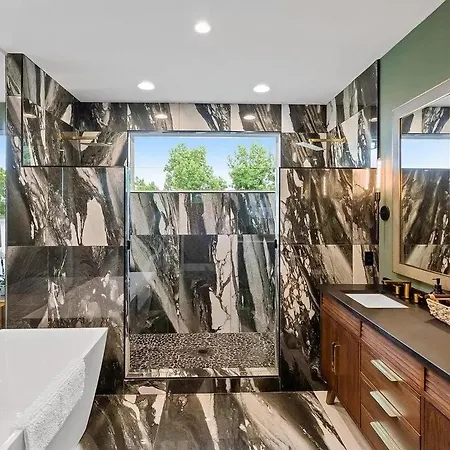 Maison Noda Uptown Skyline Views, Gym Sleeps 14 Villa *
