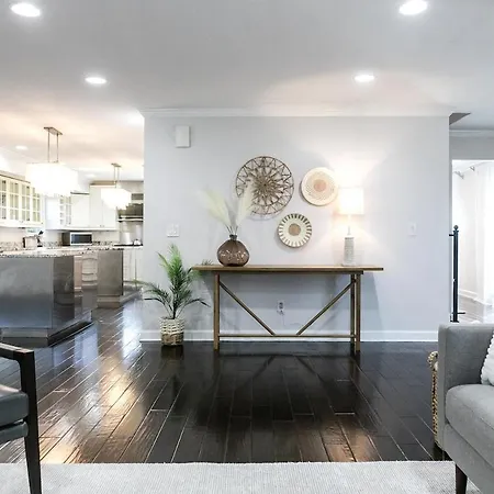 Holiday home Cozy With Pool Chefs Kitchen In Prime Area *