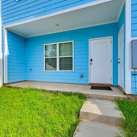 Modern Townhome W/ Yard: 5 Mi To Dtwn Holiday home *