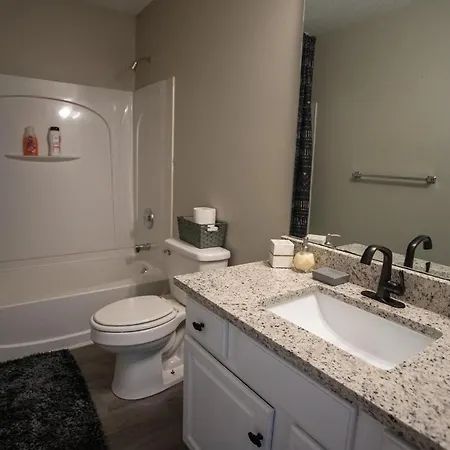 Holiday home 10 Mins To Uptown 1 King, 2 Queenbeds *