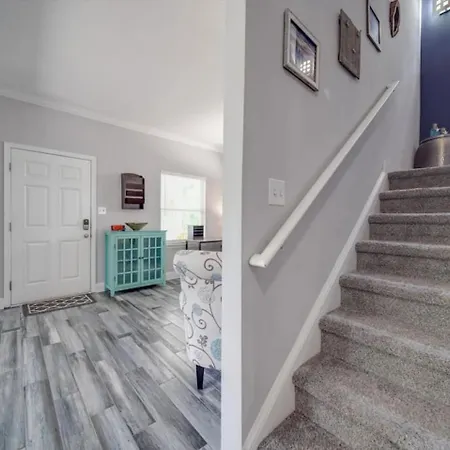 Holiday home Getaway Near Center Centrally Located In Clt *