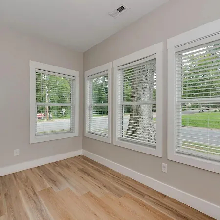 4 Bedroom With Hot Tub, Corn Hole, & Smart Tv! Minutes To Uptown, Airport, Dining And Entertainment -