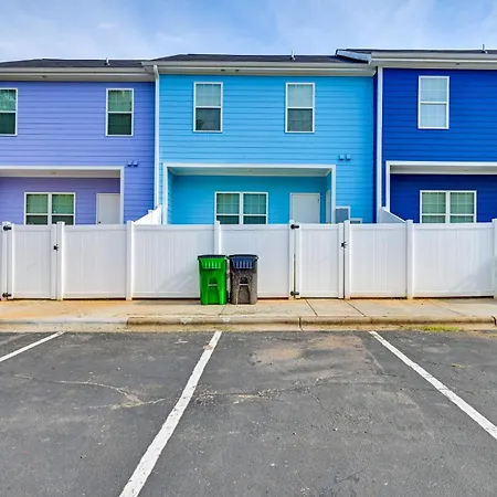 Modern Townhome W/ Yard: 5 Mi To Dtwn Holiday home *